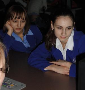 Фото к Красноярские гимназистки проверили свои знания о космосе.